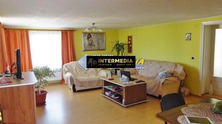 Casă individuală cu 7 camere cu Canalizare în Galtiu