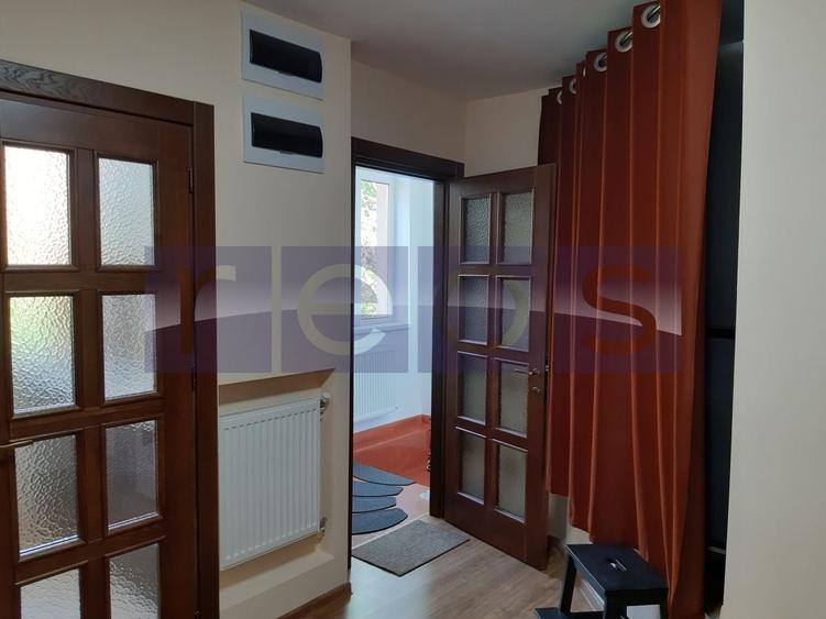 Apartament cu 3 camere decomandat, mobilat în Polonă