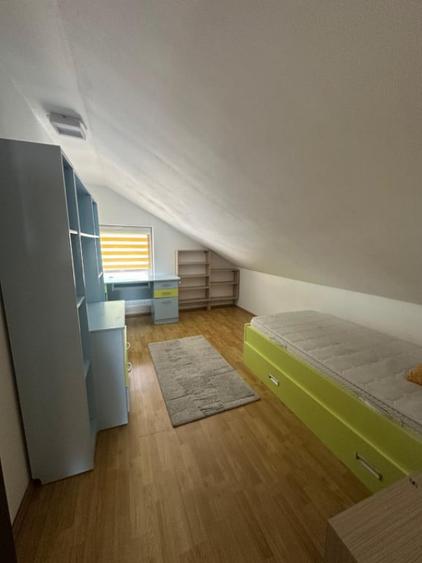 Apartament cu 4 camere semidecomandat în Florești