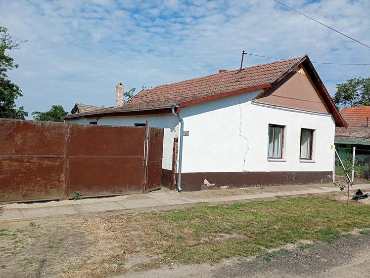 Casă cu 3 camere cu Teren 1700 Mp în Central