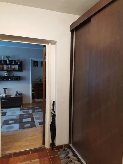 Apartament cu 3 camere semidecomandat în Obor