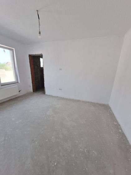 Duplex cu 4 camere cu Canalizare în Parța