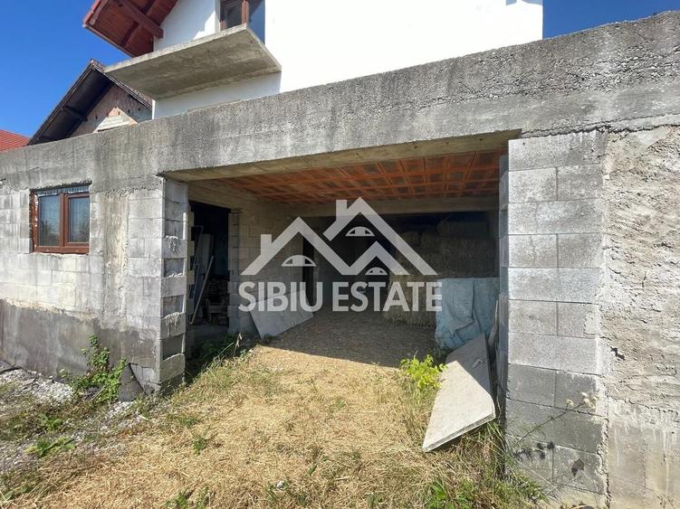Casă individuală cu 5 camere cu Canalizare în Șura Mare