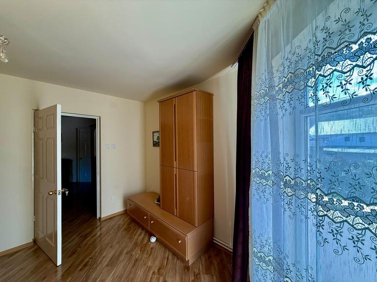 Casă cu 10 camere cu Teren 650 Mp în Călugareni