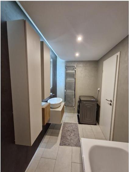 Apartament cu 3 camere decomandat în Tractorul