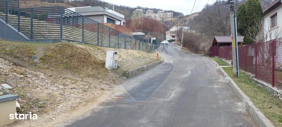 Teren de 2710 mp, în Schei