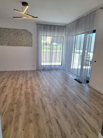 Casă cu 4 camere în Dezmir