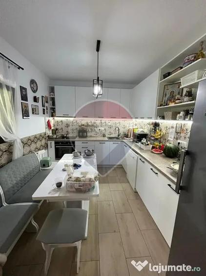 Casă cu 5 camere cu Teren 2325 Mp în Cumpărătura