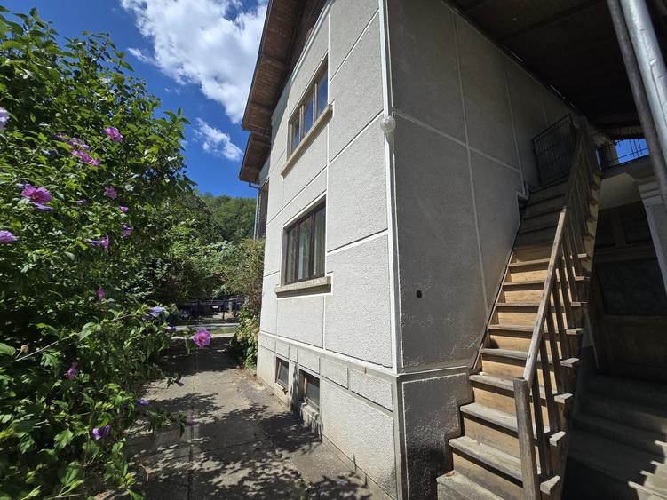 Casă cu 4 camere în Vărzăroaia