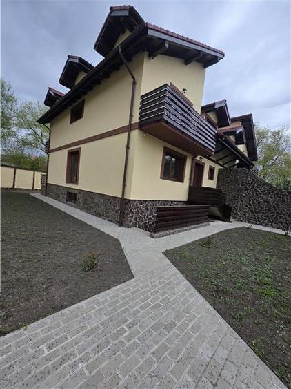 Duplex cu 4 camere cu Teren 500 Mp în Central