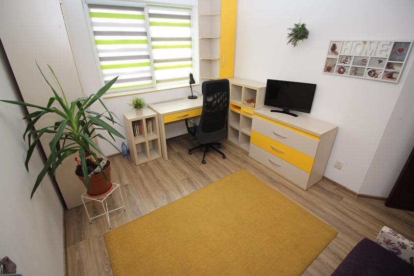 Apartament cu 4 camere semidecomandat în Titan