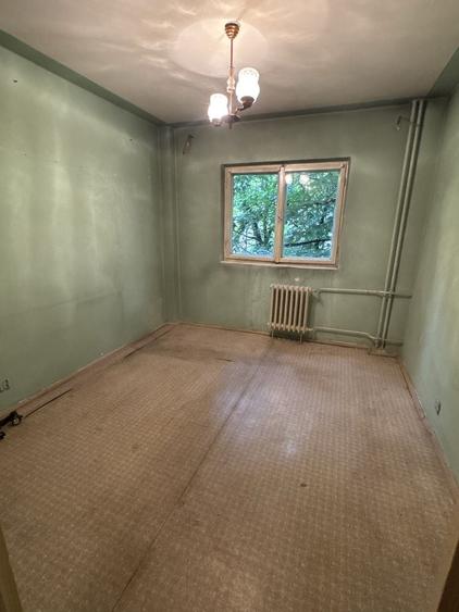 Apartament cu 3 camere semidecomandat în Rahova