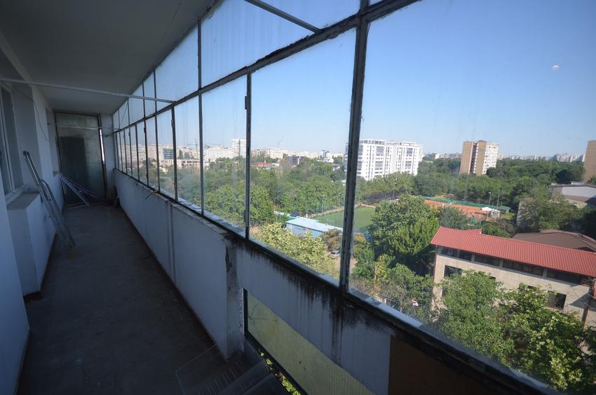 Apartament cu 3 camere semidecomandat în P-ța Muncii