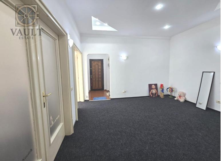 Apartament cu 4 camere semidecomandat, mobilat în P-ța Victoriei