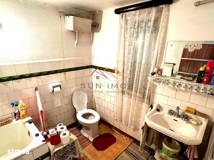 Casă cu 3 camere semidecomandat cu Teren 356 Mp în Central