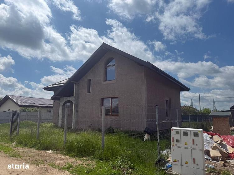 Casă cu 4 camere în Dumbrăveni
