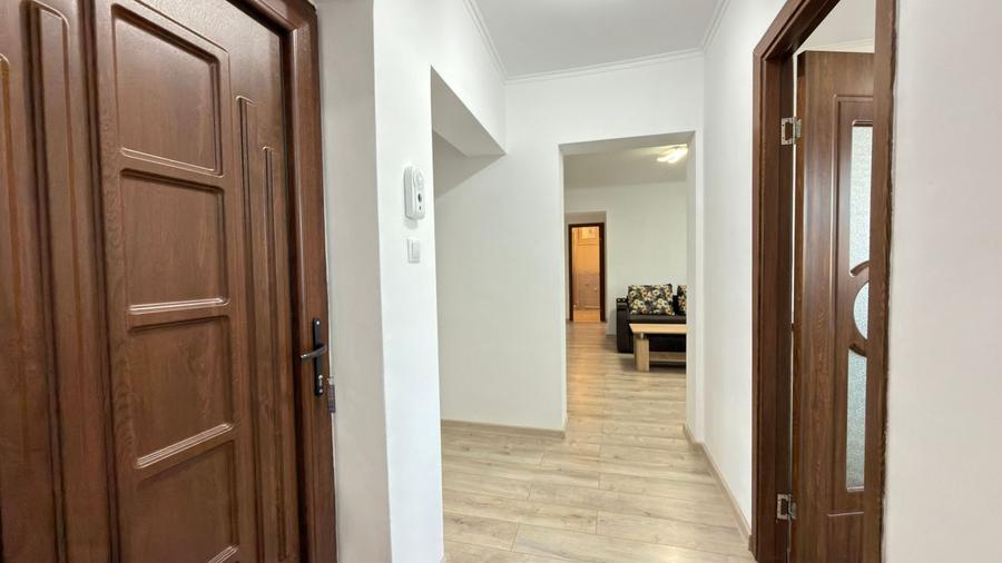 Apartament cu 3 camere semidecomandat, mobilat în Central