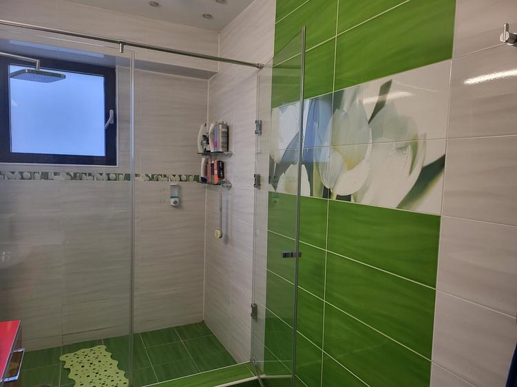 Apartament cu 4 camere decomandat în Ștefan cel Mare