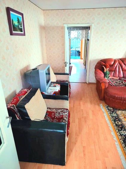 Apartament cu 3 camere semidecomandat în Mioriței