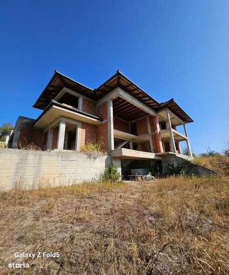 Casă cu 4 camere cu Teren 1400 Mp în Central