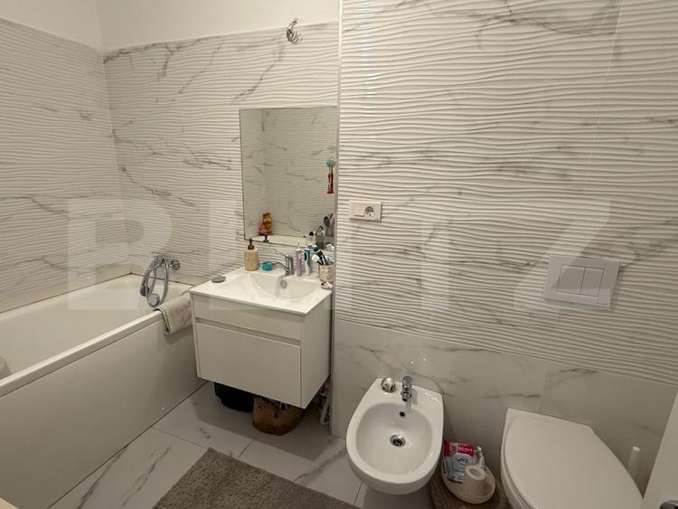 Apartament cu 3 camere decomandat în Tractorul
