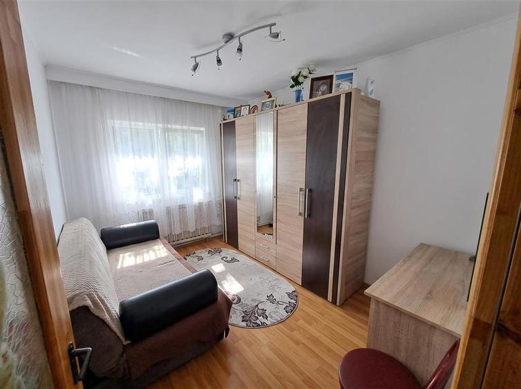 Apartament cu 3 camere decomandat, mobilat în Obcini