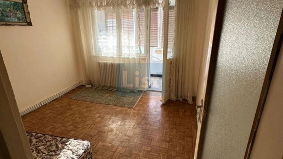 Apartament cu 3 camere semidecomandat în Micro I