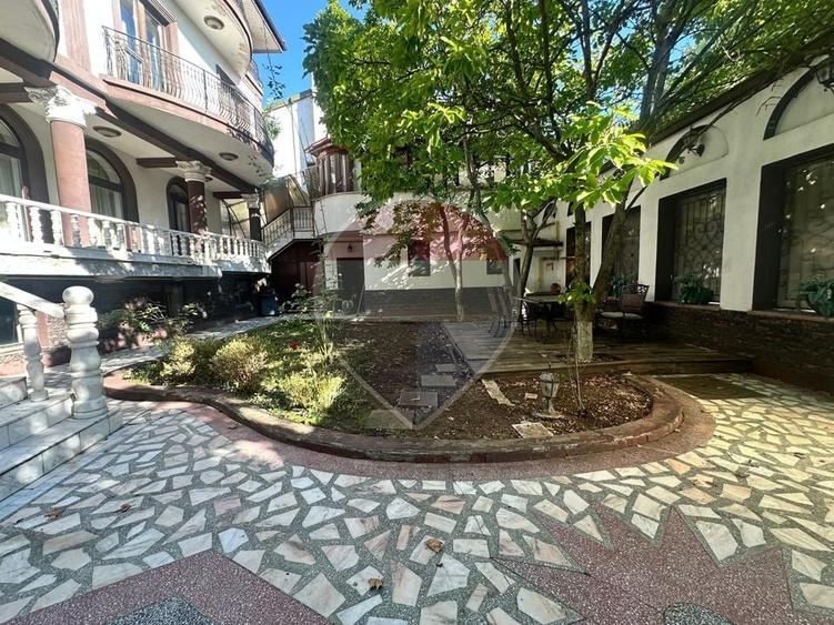 Casă individuală cu 8 camere cu Teren 488 Mp în Domenii