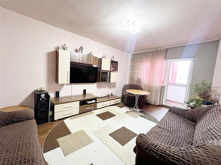 Apartament cu 4 camere decomandat, mobilat în Răcădău