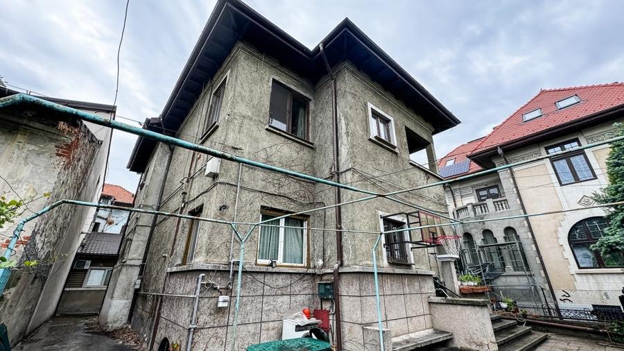 Casă individuală cu 11 camere cu Canalizare în Cotroceni