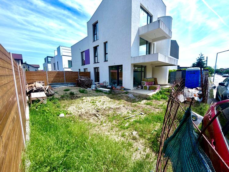 Casă individuală cu 8 camere cu Canalizare în Sud