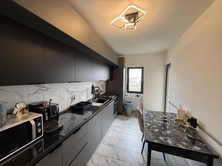 Apartament cu 3 camere semidecomandat, mobilat în Rahova