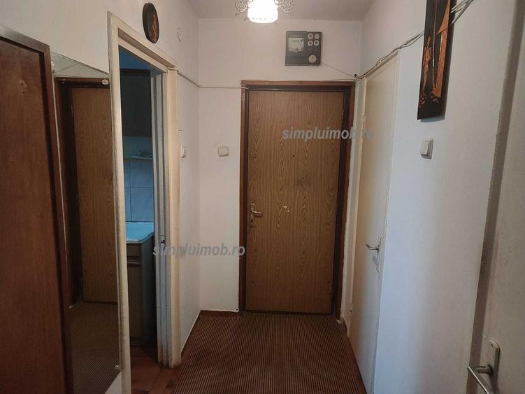 Apartament cu 3 camere semidecomandat, mobilat în Baba Novac