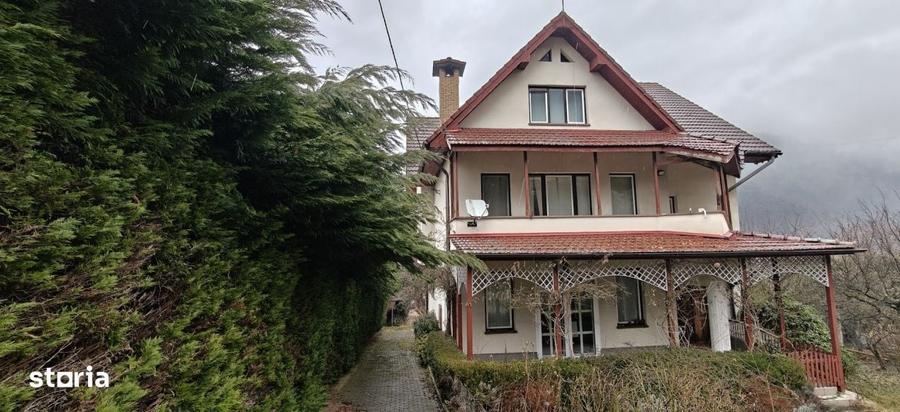 Casă cu 4 camere în Luna