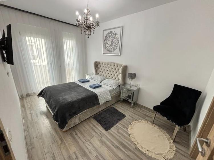 Apartament cu 3 camere decomandat în Exterior Vest