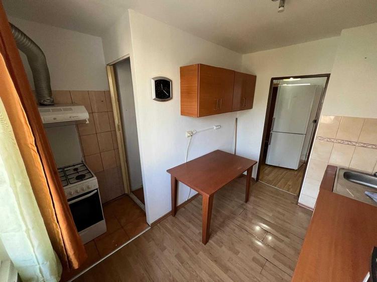 Apartament cu 3 camere decomandat în Titan