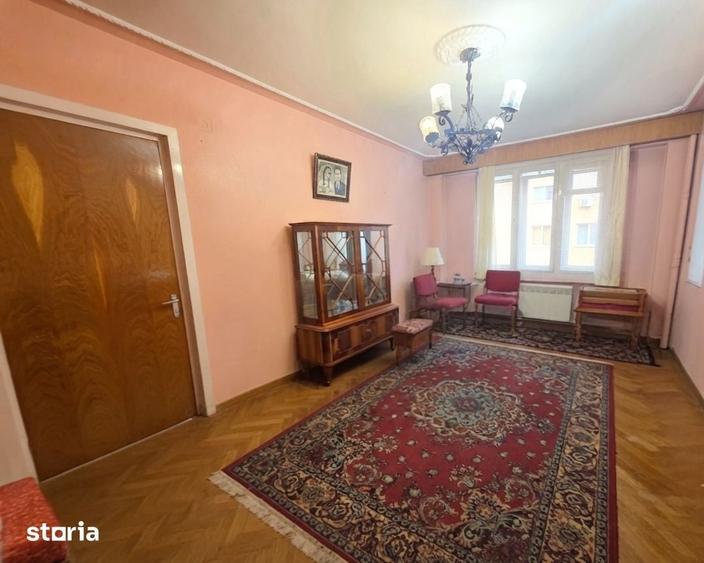 Apartament cu 3 camere decomandat în Tractorul
