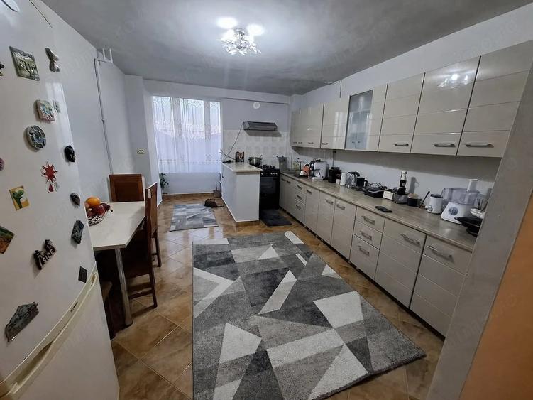 Apartament cu 4 camere decomandat în Mircea cel Bătrân