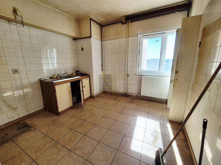 Apartament cu 3 camere decomandat în Trocadero
