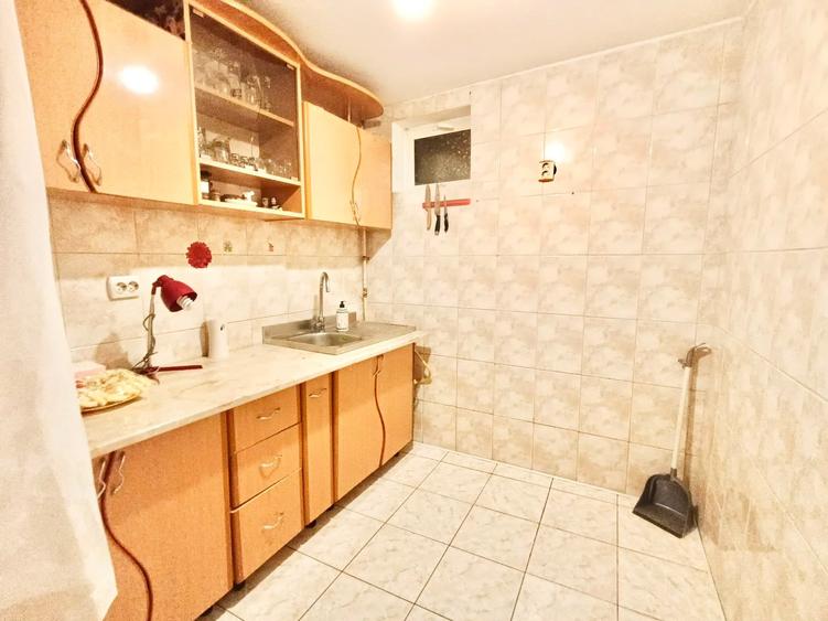 Casă individuală cu 7 camere cu Canalizare în Lujerului
