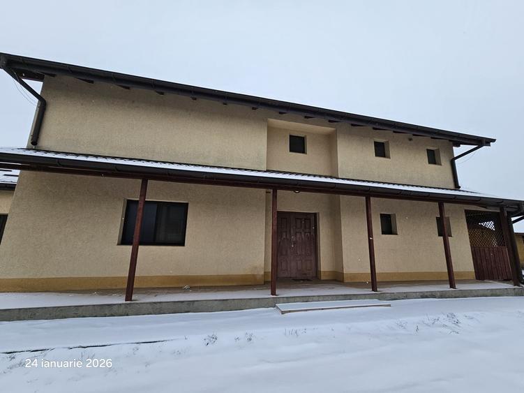 Casă cu 4 camere cu Teren 3000 Mp în Hudum