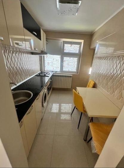 Apartament cu 3 camere semidecomandat, mobilat în P-ța Unirii