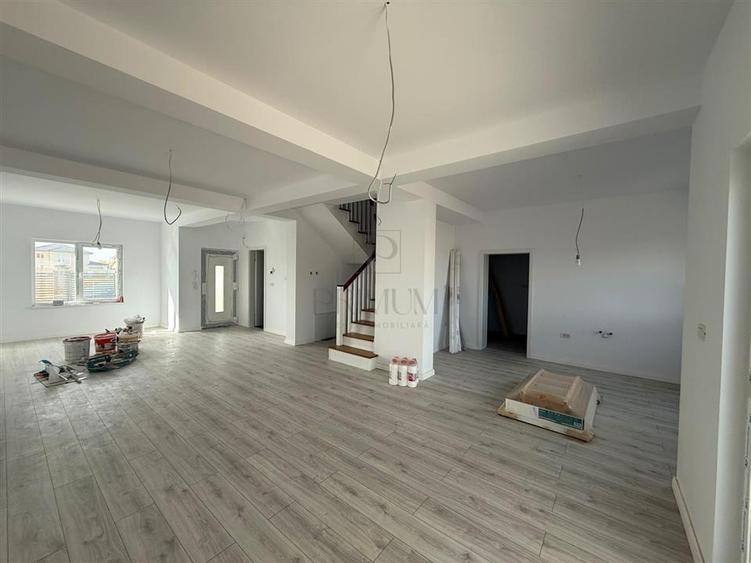 Duplex cu 4 camere cu Canalizare în Moșnița Nouă