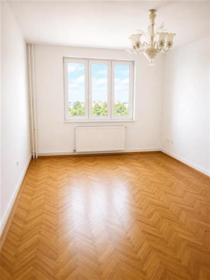 Apartament cu 3 camere decomandat în Calea București