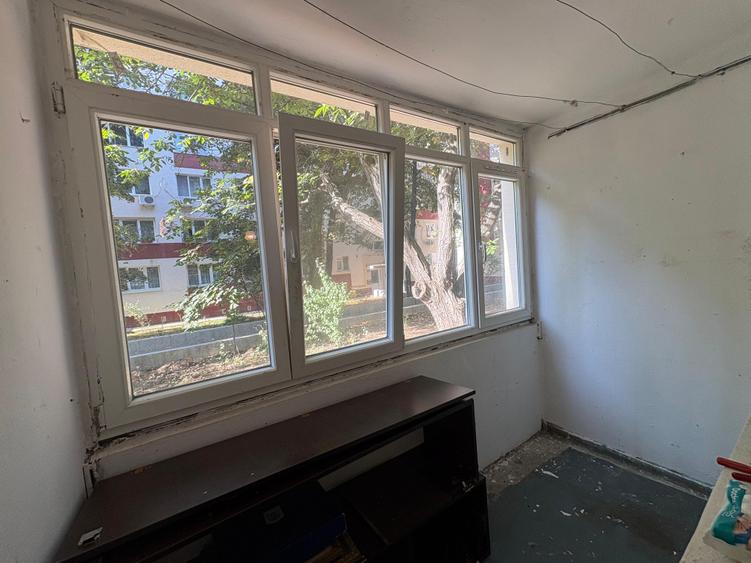 Apartament cu 3 camere semidecomandat în Berceni