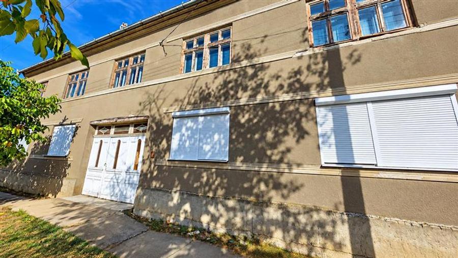Casă cu 12 camere cu Teren 944 Mp în Comorâște