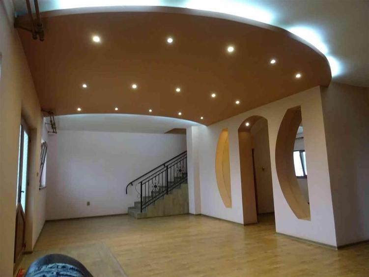 Casă individuală cu 5 camere cu Canalizare în Central