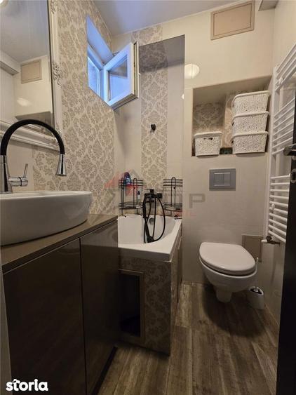 Apartament cu 3 camere semidecomandat în Podu Roș