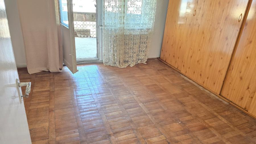 Apartament cu 4 camere decomandat în 22 Decembrie