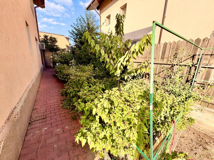 Duplex cu 4 camere cu Canalizare în Metalurgiei